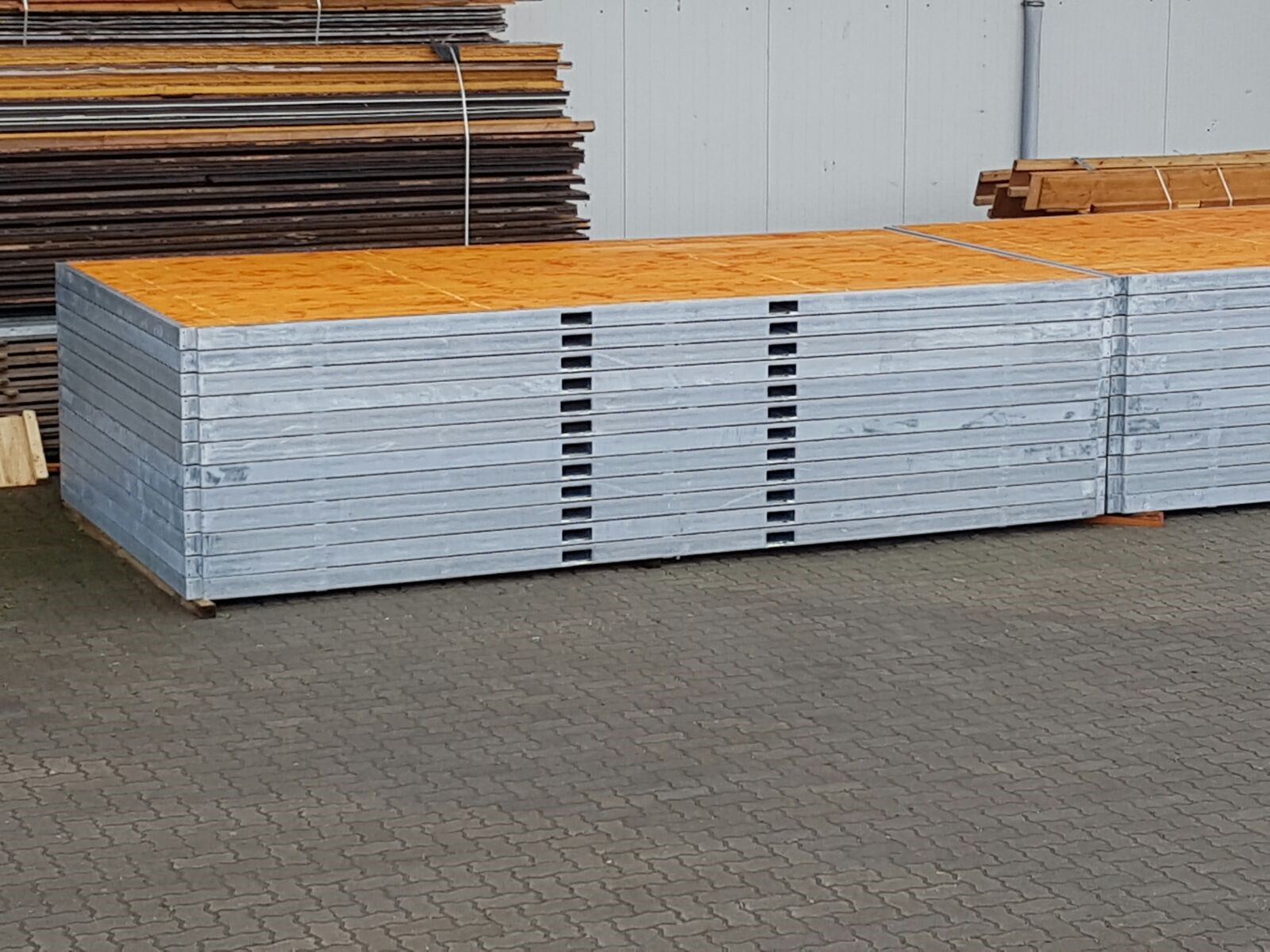 Schwerlastfußboden mit Holz ausgelegt